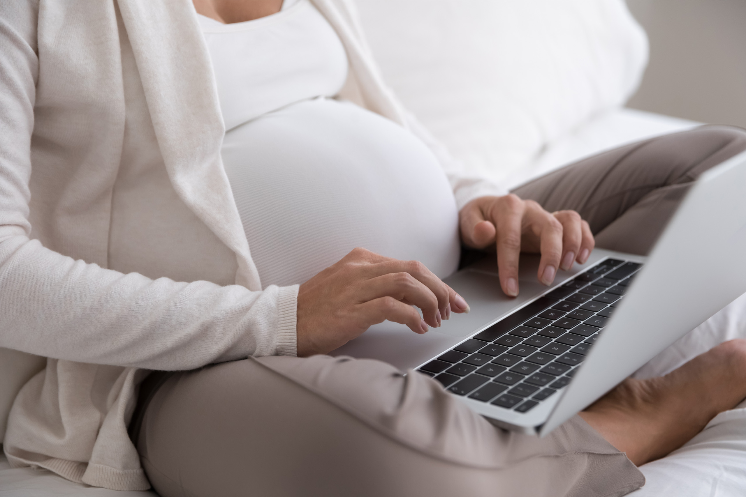 Leadspace Pregnant woman on laptop